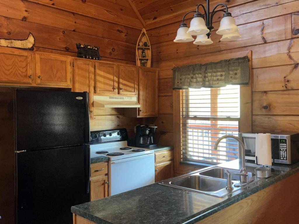 Story Brook: Beautiful true log cabin! Close to Dollywood, State Park, and more!にあるキッチンまたは簡易キッチン