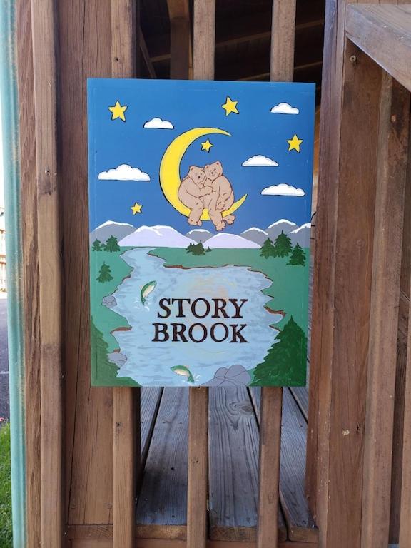 Story Brook: Beautiful true log cabin! Close to Dollywood, State Park, and more!に飾ってある許可証、賞状、看板またはその他の書類
