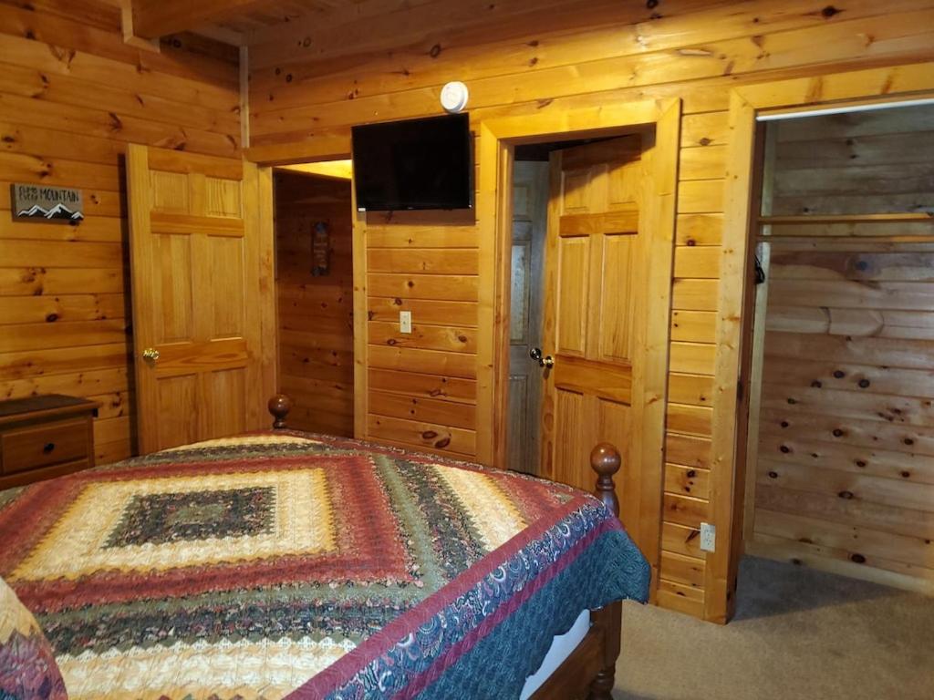 Story Brook: Beautiful true log cabin! Close to Dollywood, State Park, and more!にあるテレビまたはエンターテインメントセンター