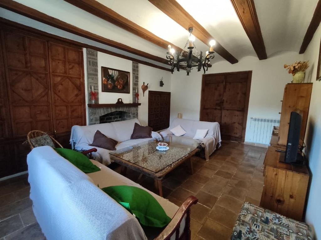 sala de estar con sofá y mesa en La Antigua Posada, en Linares de Mora