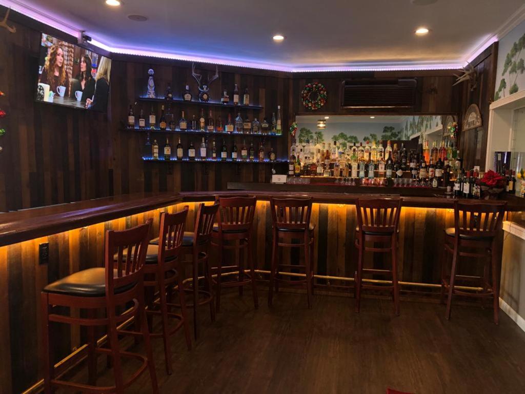 Lounge nebo bar v ubytování Jones Beach Hotel