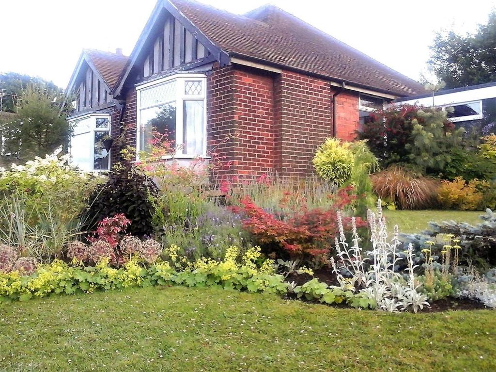 a garden in front of a house at Ashlea in Teversall