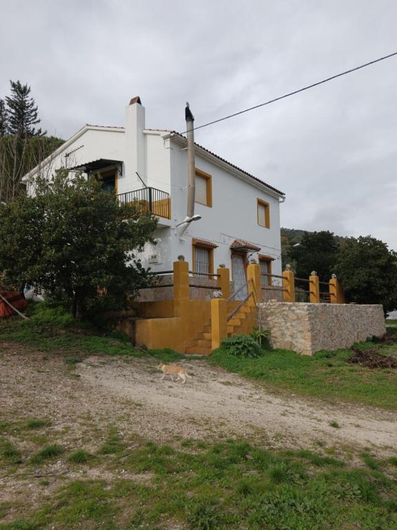 una casa blanca con una valla amarilla delante de ella en Casa Don Julio, en Jimera de Líbar