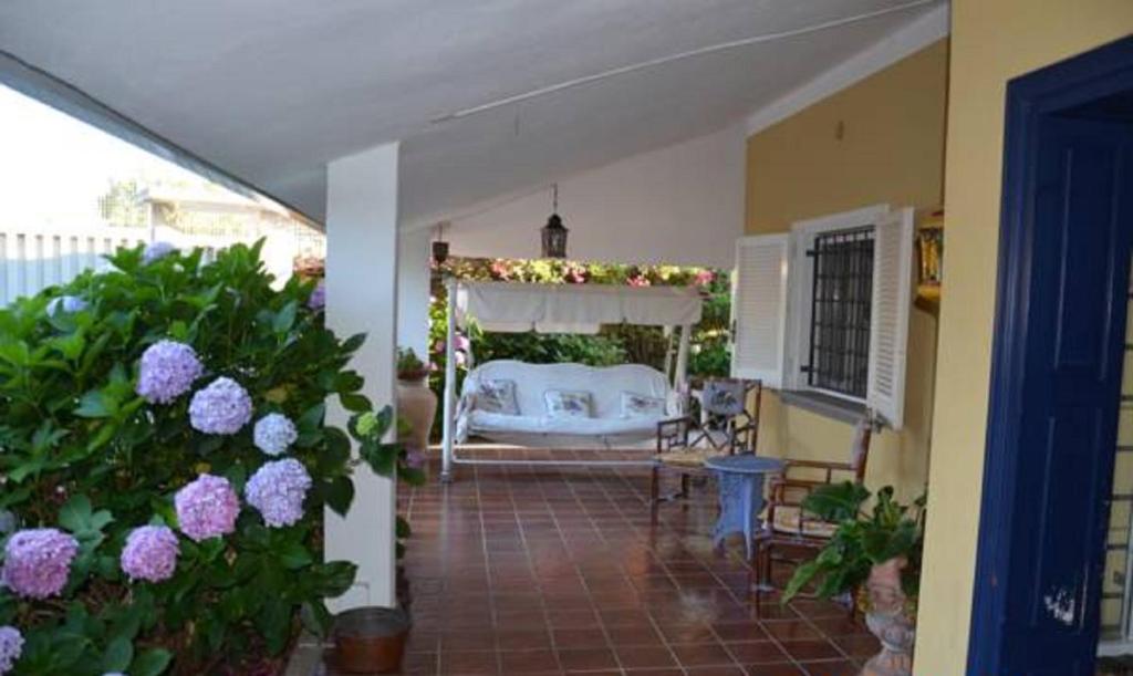 1 dormitorio con 1 cama en una habitación con flores en Villa Hermes, en San Ferdinando
