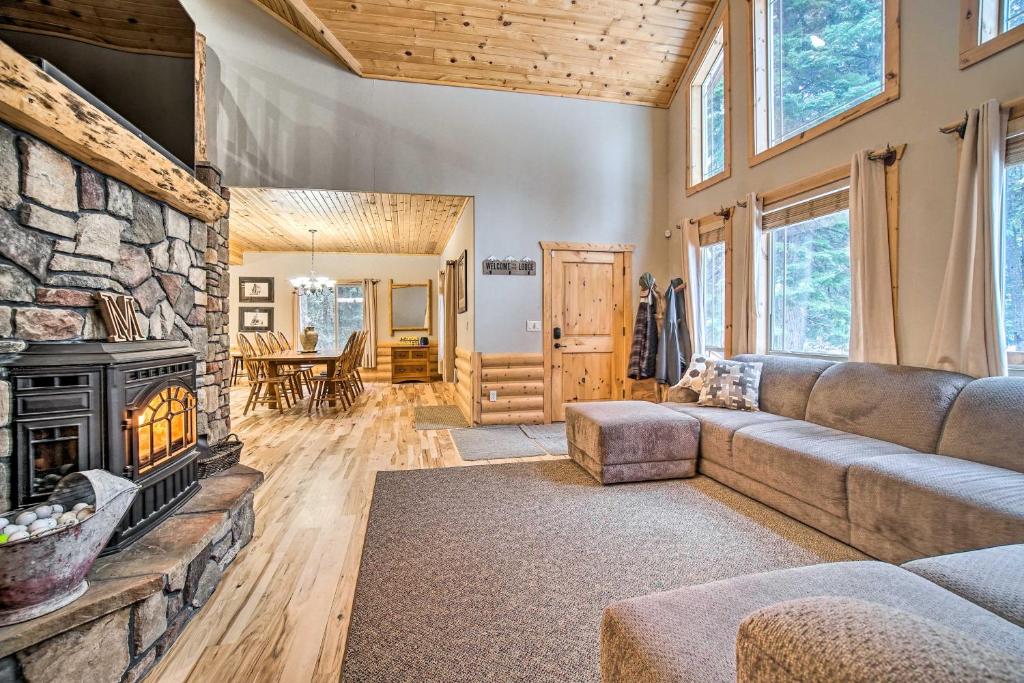 Χώρος καθιστικού στο Garden Valley Cabin with Loft and Large Deck!
