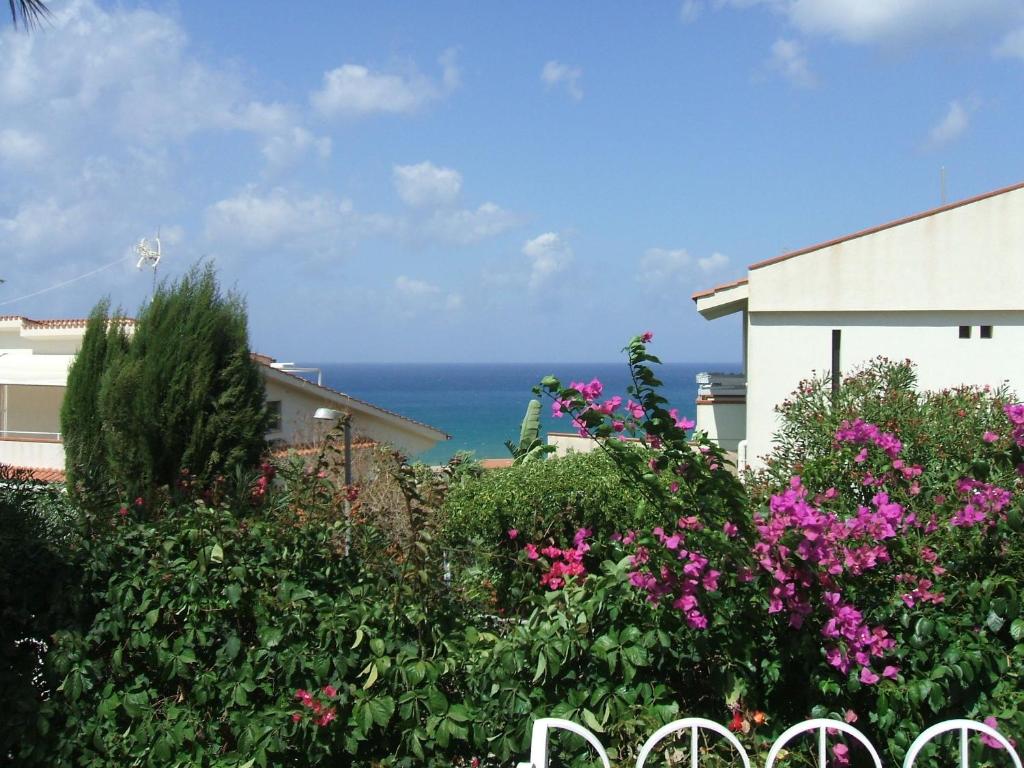 アルカモ・マリーナにあるVilla Aliotisの家の庭から海の景色を望む