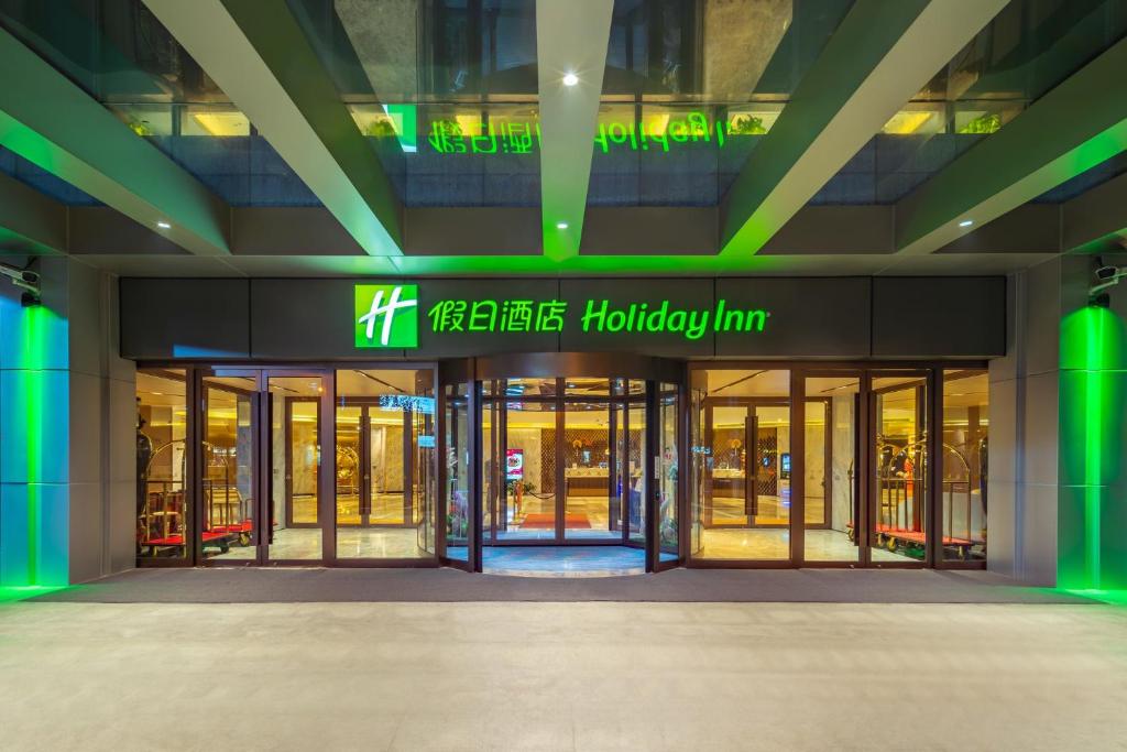 Exteriér nebo vchod ubytování Holiday Inn Shanghai Huaxia by IHG - overlooking city scenery at Sky View Restaurant