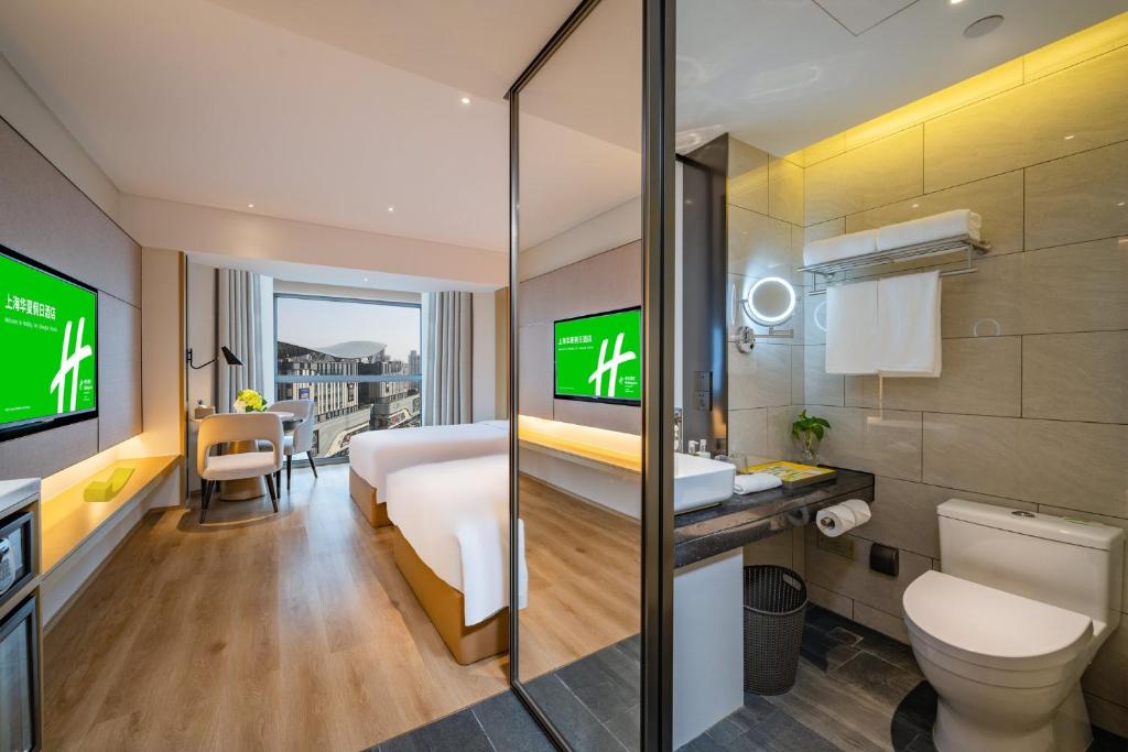 Koupelna v ubytování Holiday Inn Shanghai Huaxia by IHG - overlooking city scenery at Sky View Restaurant