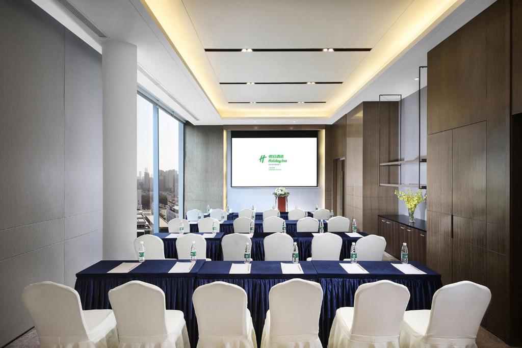 Konferenční prostory v ubytování Holiday Inn Shanghai Huaxia by IHG - overlooking city scenery at Sky View Restaurant