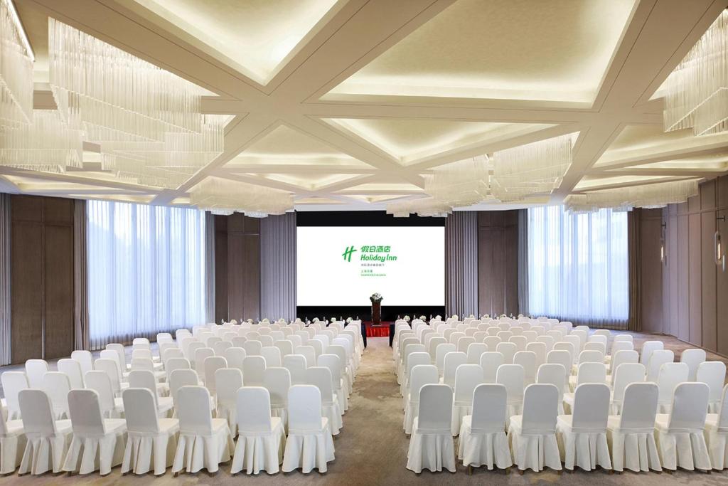 Konferenční prostory v ubytování Holiday Inn Shanghai Huaxia by IHG - overlooking city scenery at Sky View Restaurant
