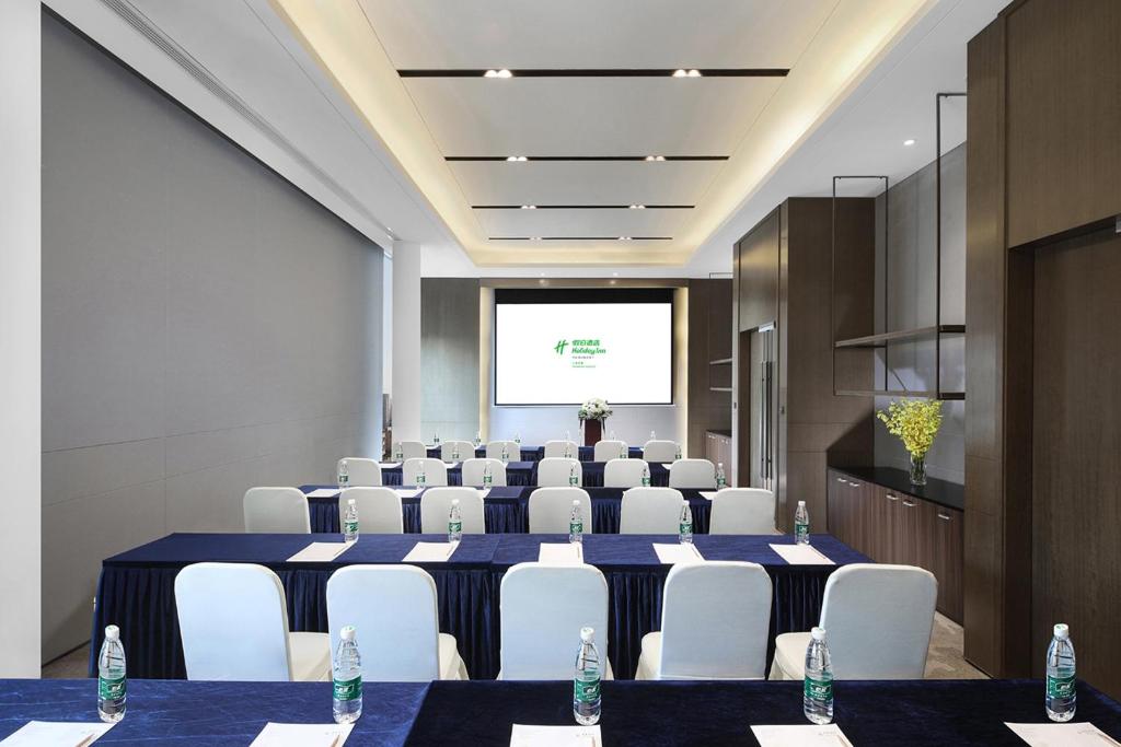 Konferenční prostory v ubytování Holiday Inn Shanghai Huaxia by IHG - overlooking city scenery at Sky View Restaurant