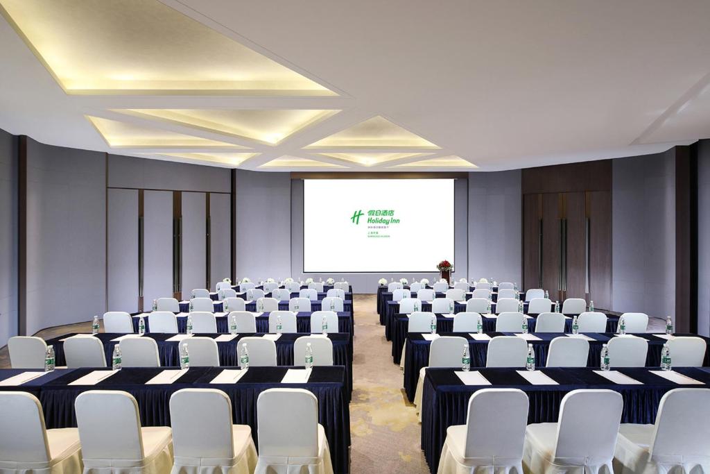 Konferenční prostory v ubytování Holiday Inn Shanghai Huaxia by IHG - overlooking city scenery at Sky View Restaurant