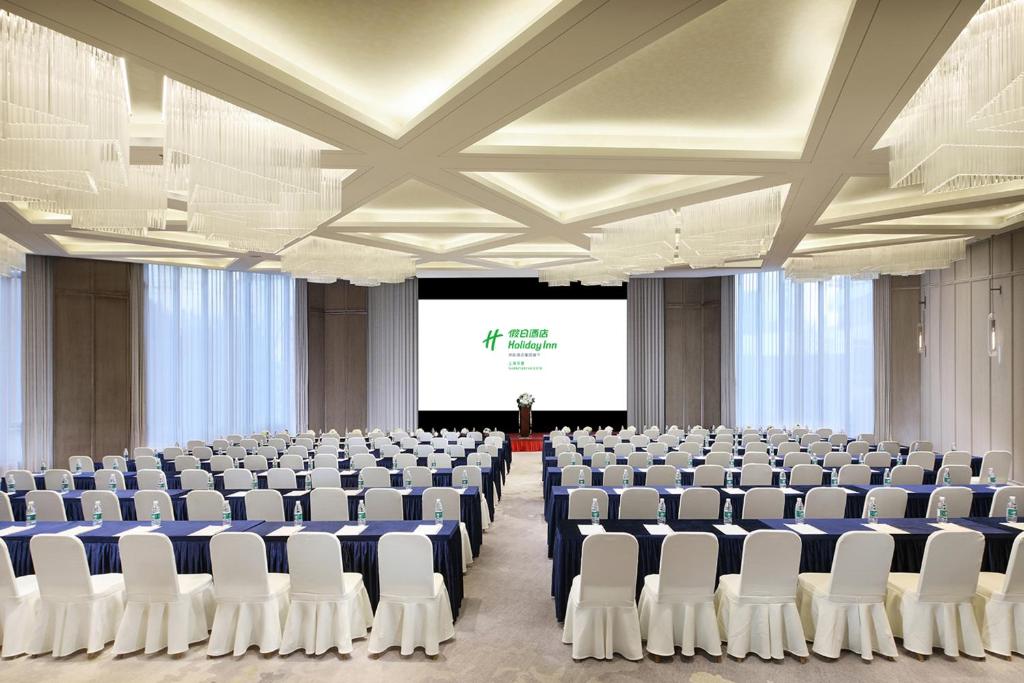Konferenční prostory v ubytování Holiday Inn Shanghai Huaxia by IHG - overlooking city scenery at Sky View Restaurant