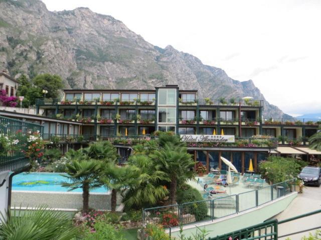 Nespecifikovaný výhled na hory nebo výhled na hory při pohledu z hotelu