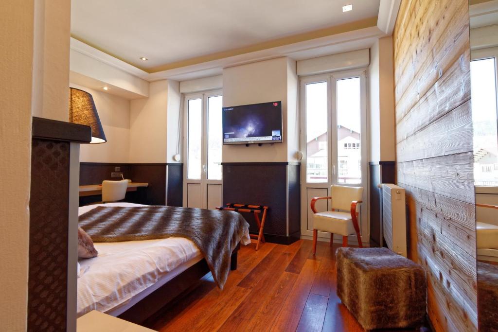 Postel nebo postele na pokoji v ubytování Logis Hotel Des Bains
