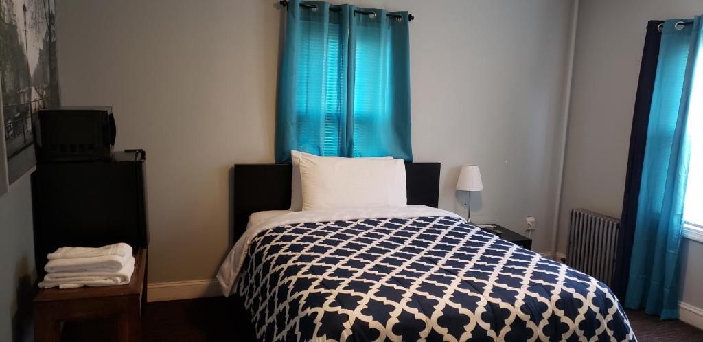Postel nebo postele na pokoji v ubytování Jones Beach Hotel