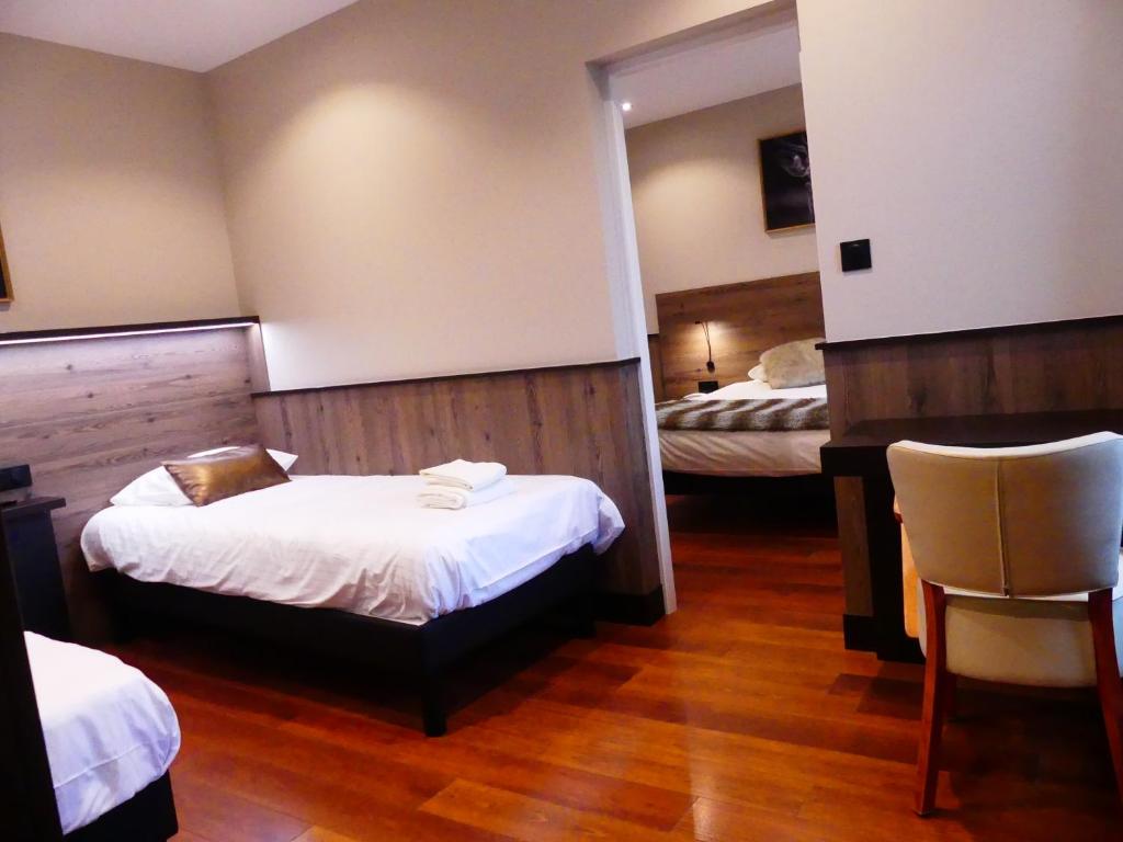 Postel nebo postele na pokoji v ubytování Logis Hotel Des Bains