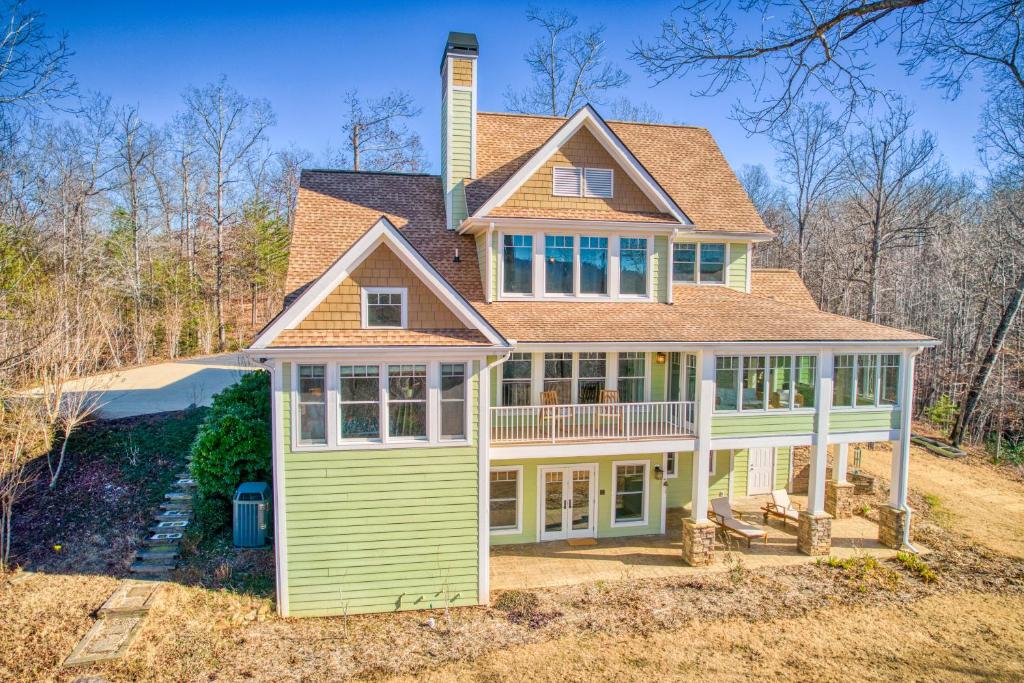 Mill SpringにあるSecluded Lake Houseの囲い込み式の家