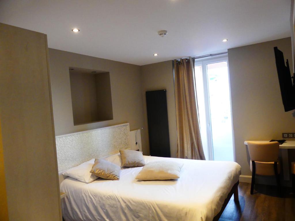 Postel nebo postele na pokoji v ubytování Logis Hotel Des Bains