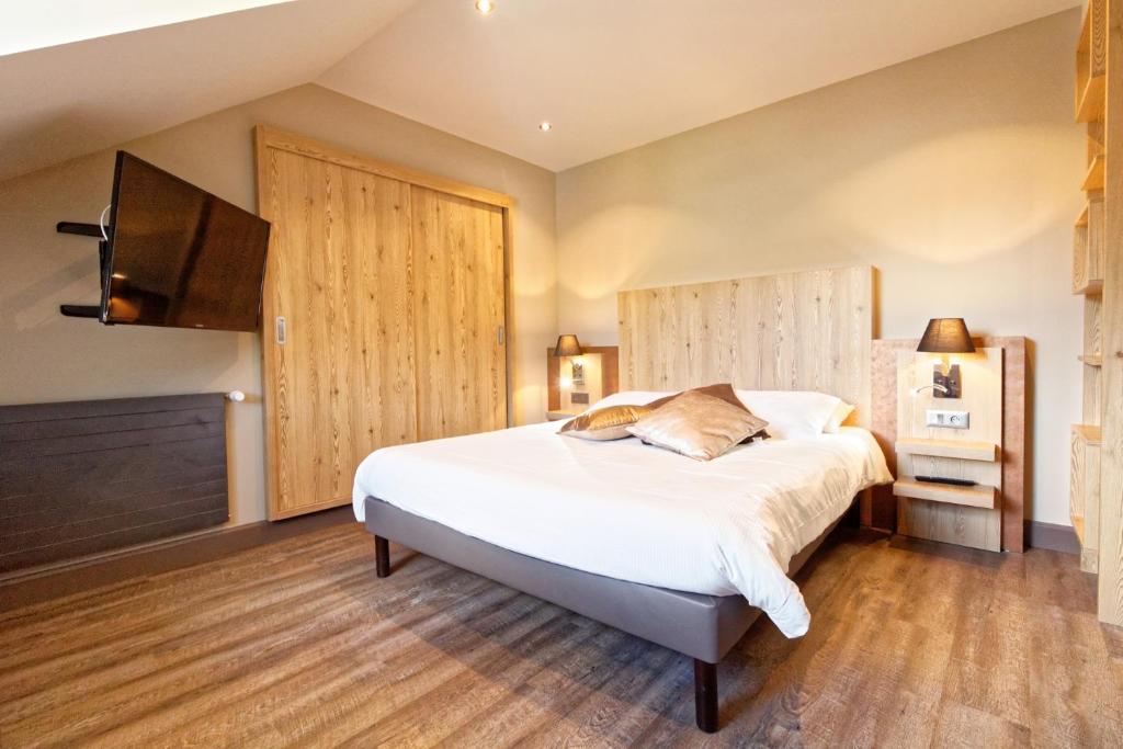 Postel nebo postele na pokoji v ubytování Logis Hotel Des Bains
