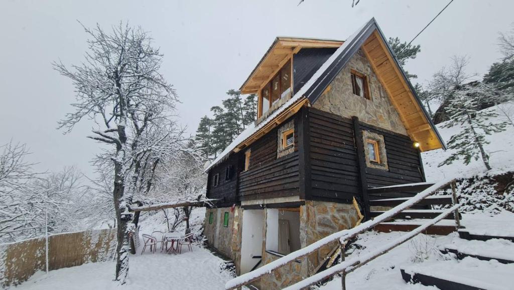 una casa está siendo construida en la nieve en Miliceva ruza, en Zlatibor