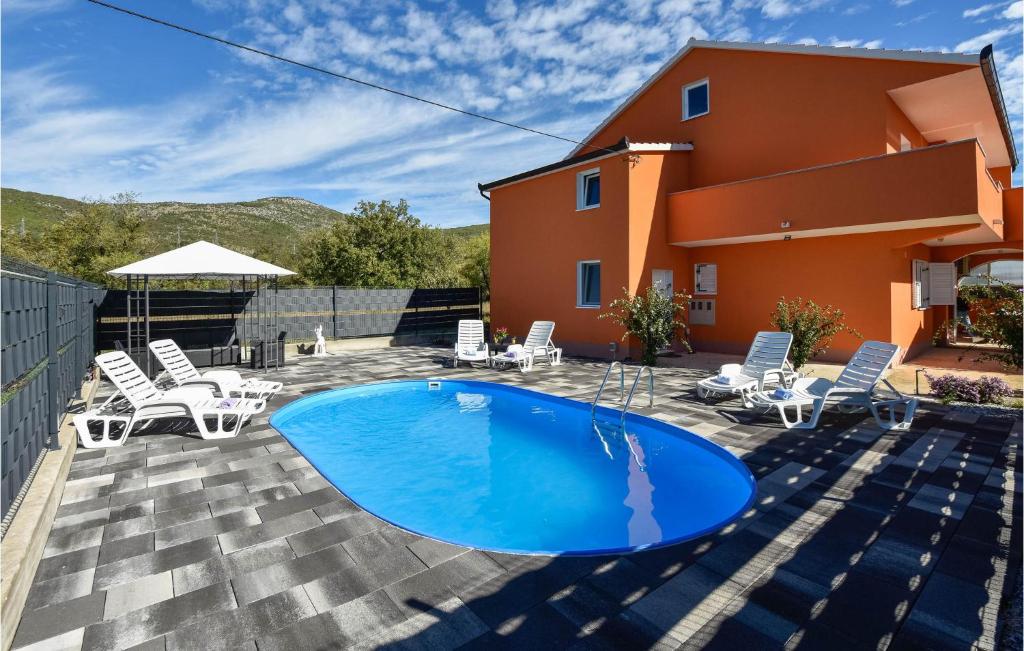 uma villa com piscina em frente a uma casa em Gorgeous Home In Dugopolje With Kitchen em Kapela