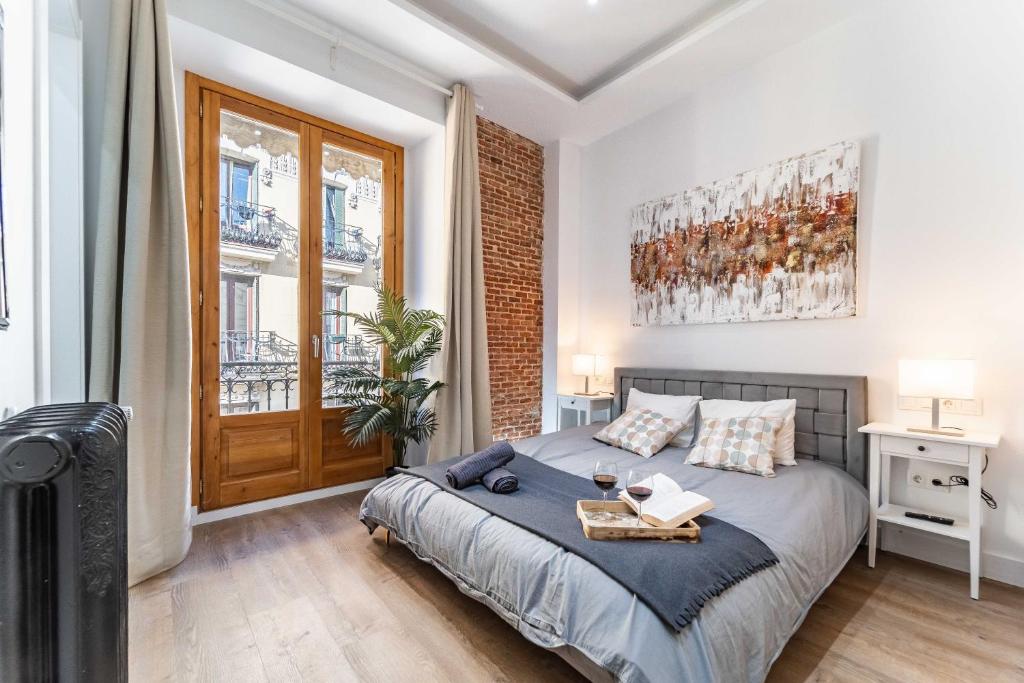 A bed or beds in a room at Premium Apartment La Latina