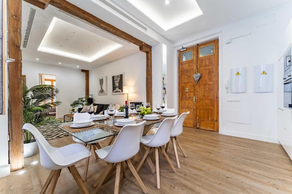 jadalnia ze stołem i białymi krzesłami w obiekcie Premium Apartment La Latina w Madrycie