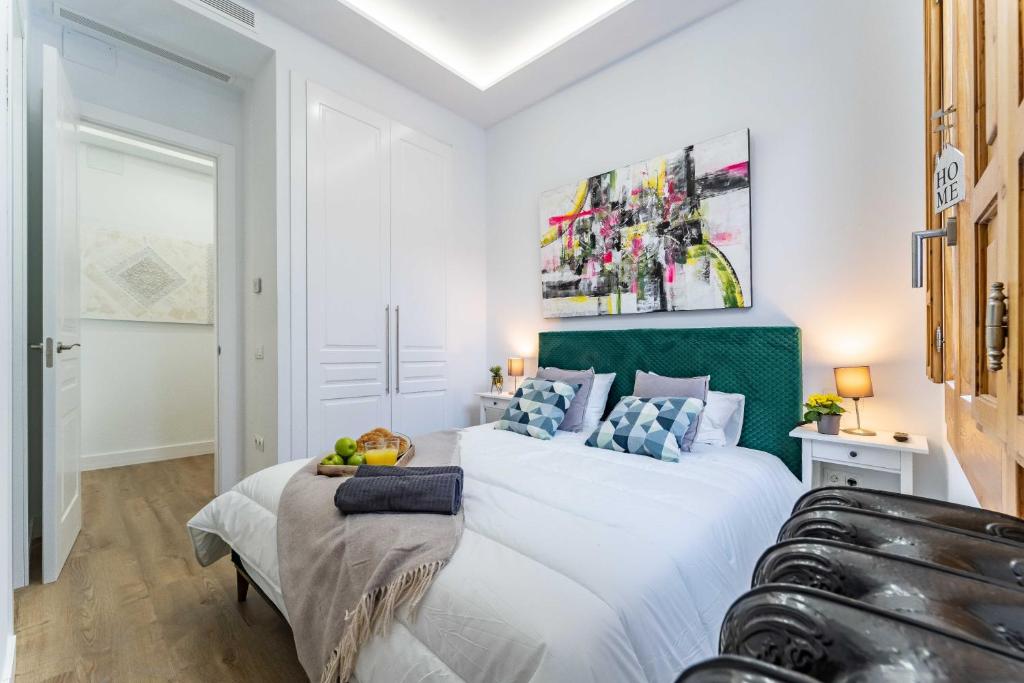 A bed or beds in a room at Premium Apartment La Latina