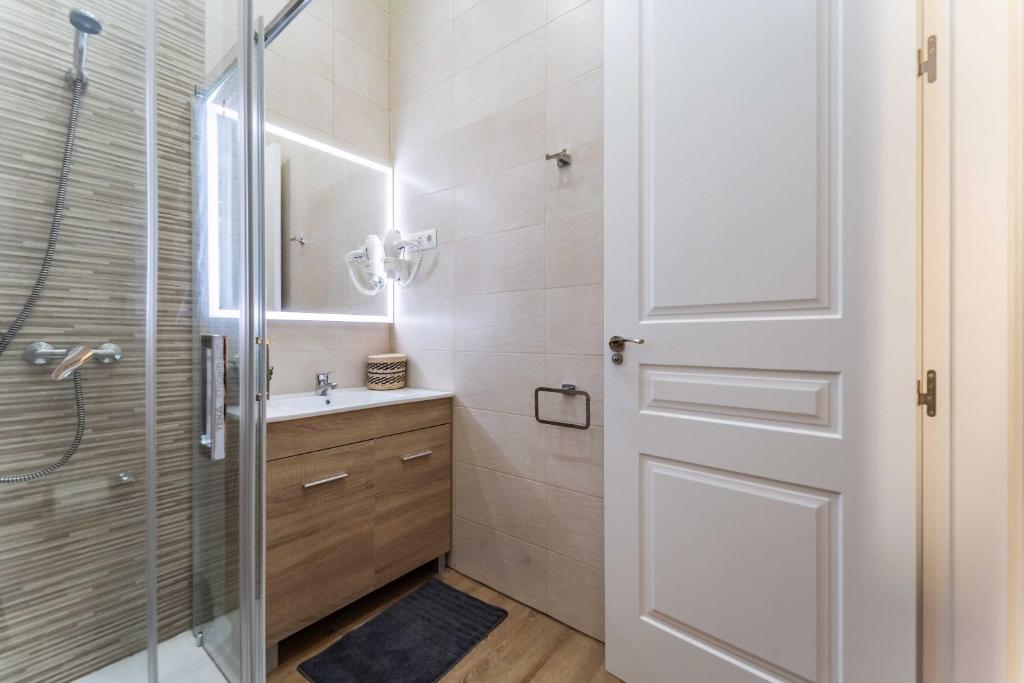 A bathroom at Premium Apartment La Latina