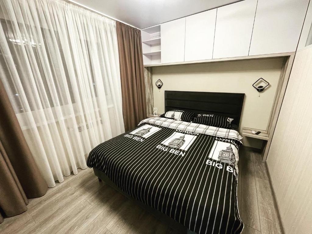 Ліжко або ліжка в номері Стильна квартира в новому будинку, поряд центр та р. Дніпро