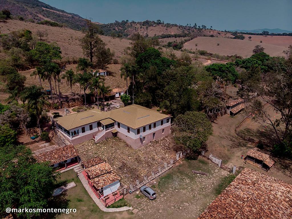 eine Luftansicht eines Hauses auf einem Feld in der Unterkunft Fazenda da Roseta - Turismo Rural e Passeios a Cavalo - in Baependi