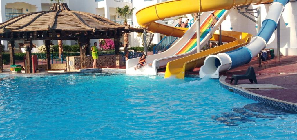 Bazén v ubytování Sharm Bride Resort Aqua & SPA nebo v jeho okolí