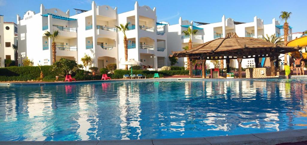 Bazén v ubytování Sharm Bride Resort Aqua & SPA nebo v jeho okolí