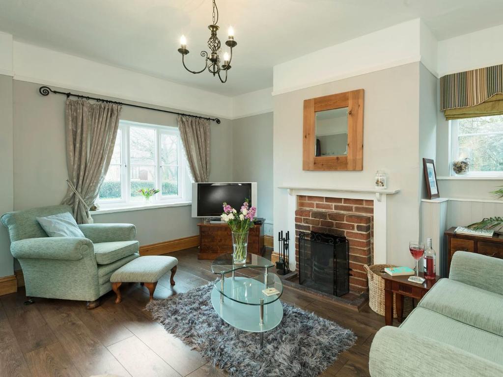 a living room with a couch and a fireplace at Horseshoe House - Ukc2743 in Watton