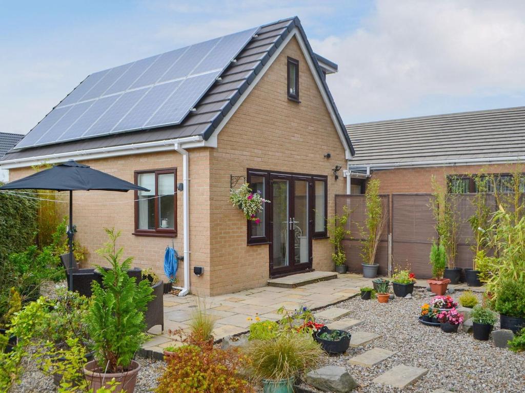 una casa con paneles solares en el techo en High Trees Annex, en Widdrington