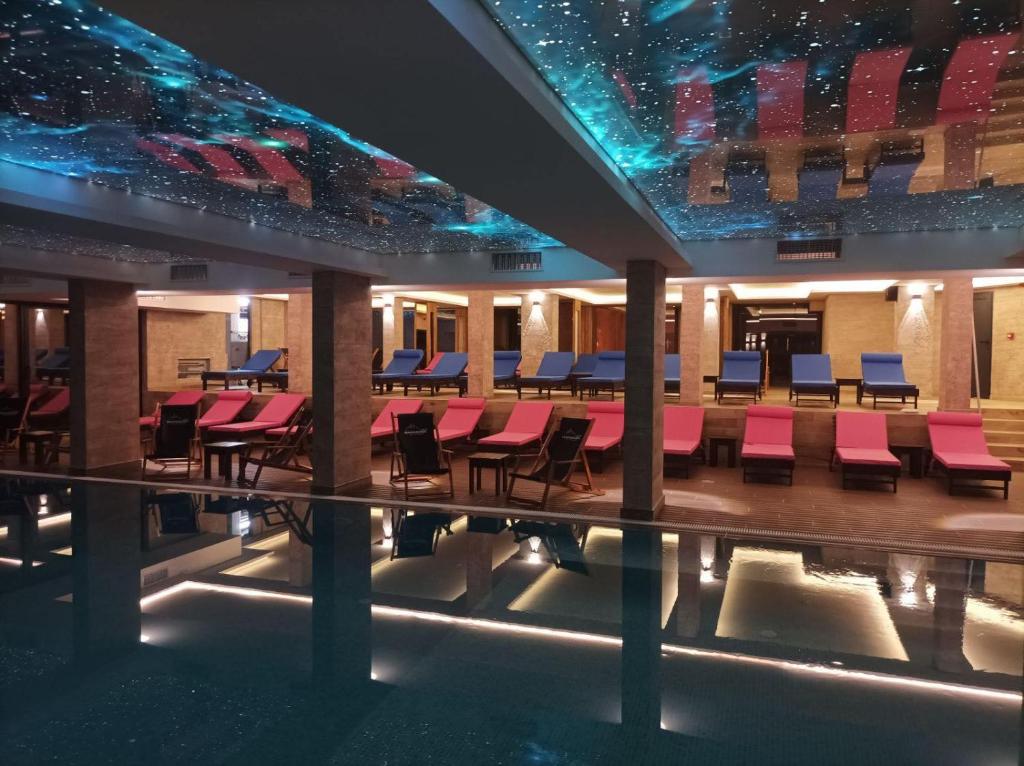 un vestíbulo con sillas y una piscina en L&N Apartmani Kopaonik-Milmari Resort, en Kopaonik