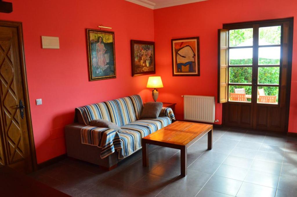 A seating area at apartamentos y habitaciones Quinta La Espadaña apartamentos y habitaciones Quinta la Espadaña