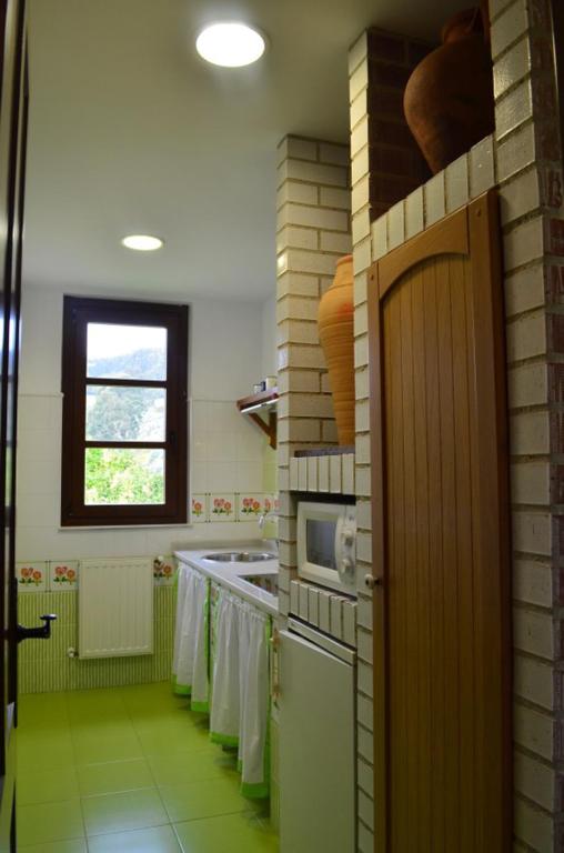 A kitchen or kitchenette at apartamentos y habitaciones Quinta La Espadaña apartamentos y habitaciones Quinta la Espadaña