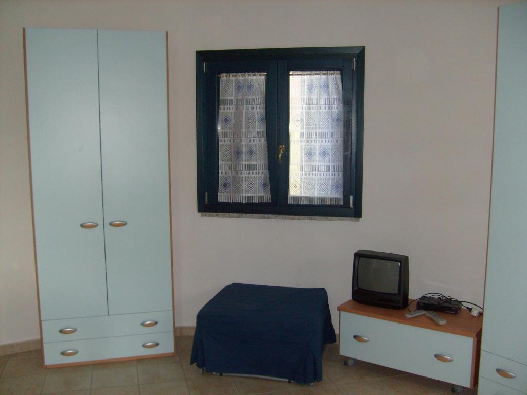 ヴァッレドーリアにあるValledoria 2 Apartmentsのベッドルーム(ベッド1台、窓付)