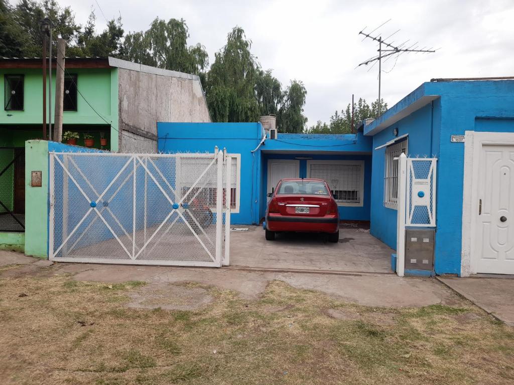 un garaje con una puerta y un coche aparcado frente a una casa en Casa ana en Ezeiza