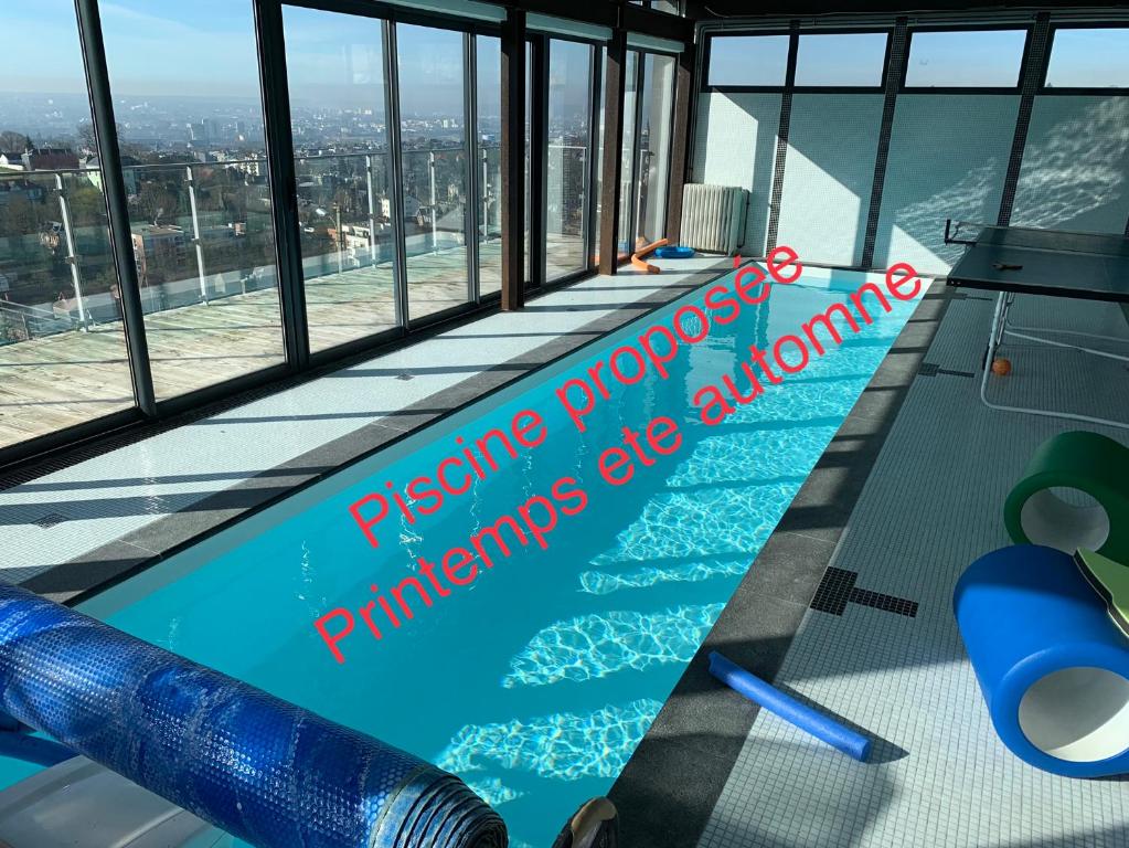 Bazén v ubytování Rouen ECO LODGES maison entière avec terrasse dans jardin potager piscine parking nebo v jeho okolí