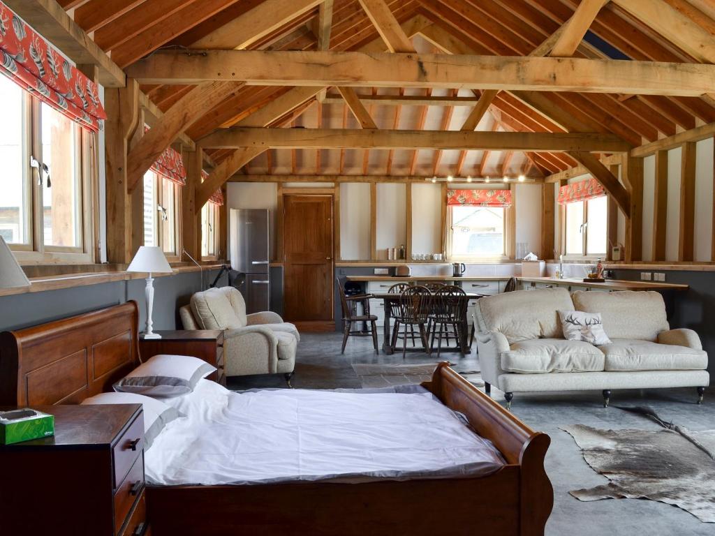 Il comprend un grand salon avec un lit et une cuisine. dans l'établissement Little Barn - Ukc2539, à Fordingbridge