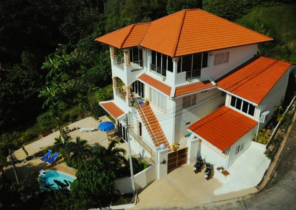 - une vue sur une maison dotée d'un toit orange dans l'établissement OASIS VILLA Suites & Rooms, à Karon Beach