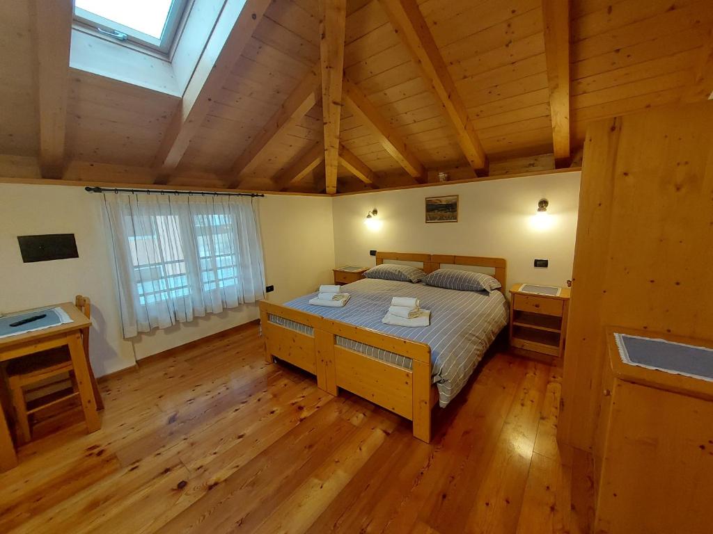 Łóżko lub łóżka w pokoju w obiekcie Agritur Widmann