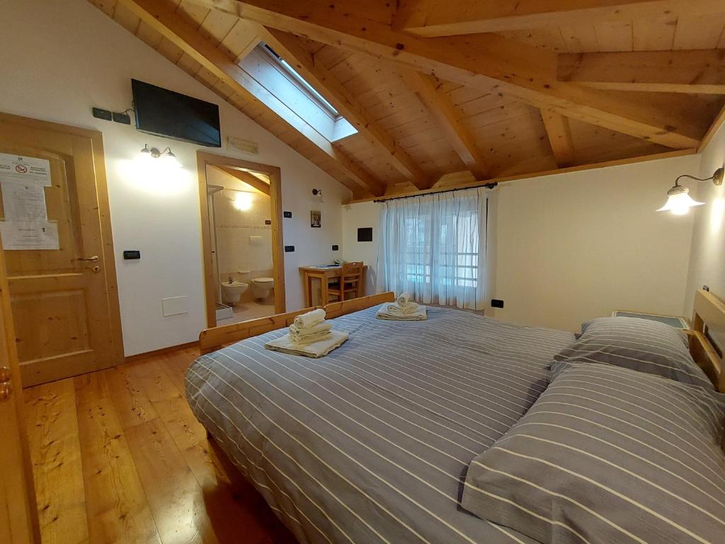 Łóżko lub łóżka w pokoju w obiekcie Agritur Widmann