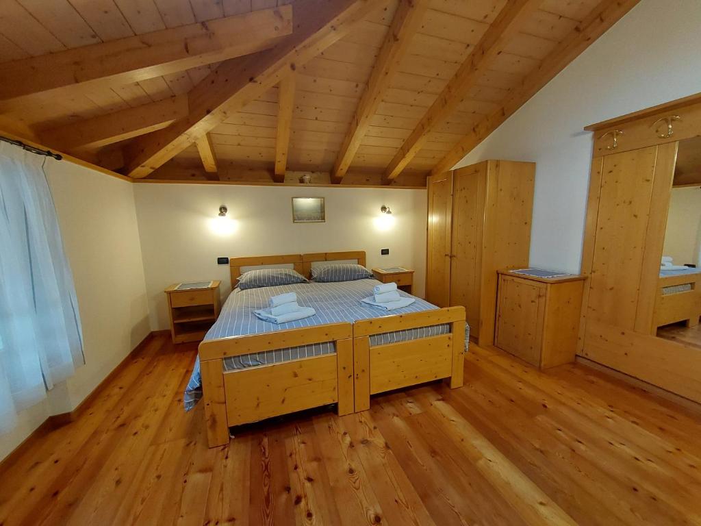 Łóżko lub łóżka w pokoju w obiekcie Agritur Widmann