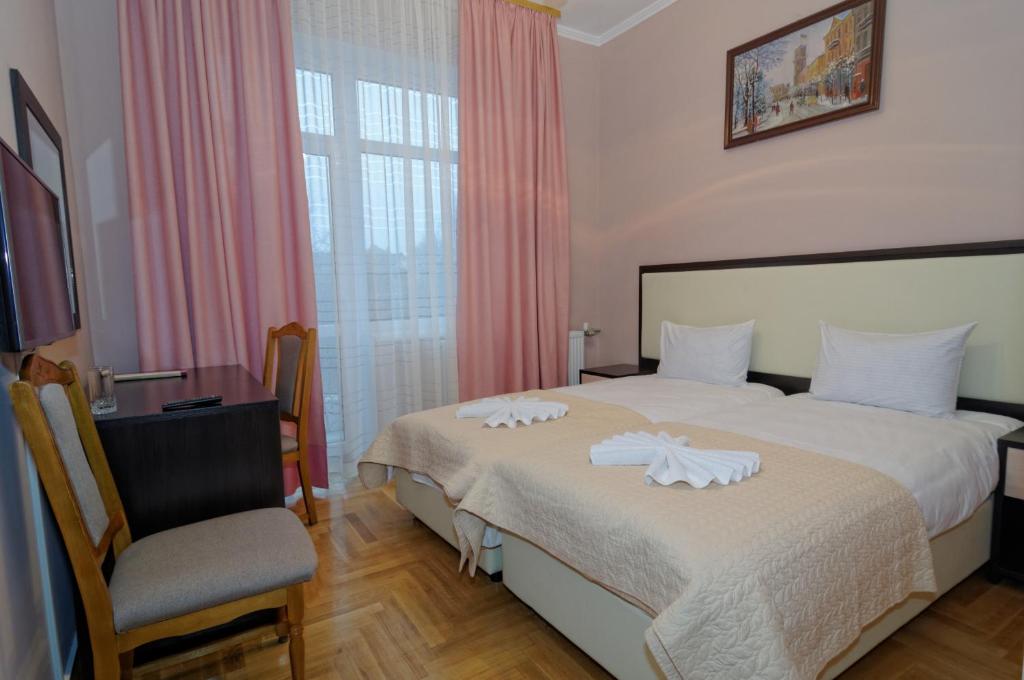 Postel nebo postele na pokoji v ubytování Pysanka Hotel