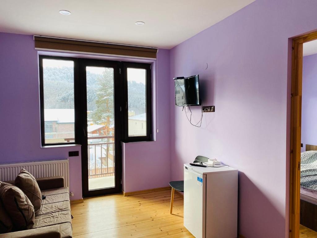 TV a/nebo společenská místnost v ubytování House Near Forest