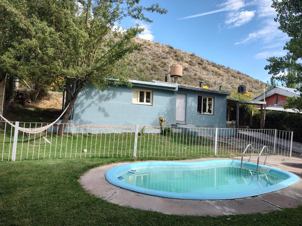 una pequeña piscina en el patio de una casa en Las Flores, casa del cerro en Potrerillos